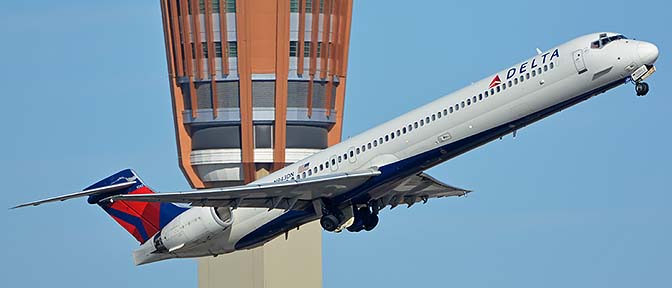 McDonnell-Douglas Delta MD-90-30 N943DN, Phoenix Sky Harbor, October 16, 2017